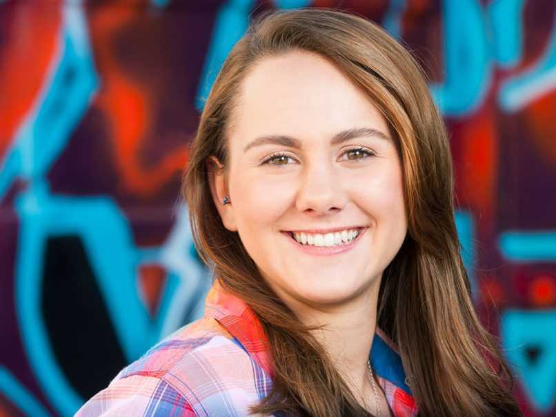 Senior portrait of girl in front of grafitti
